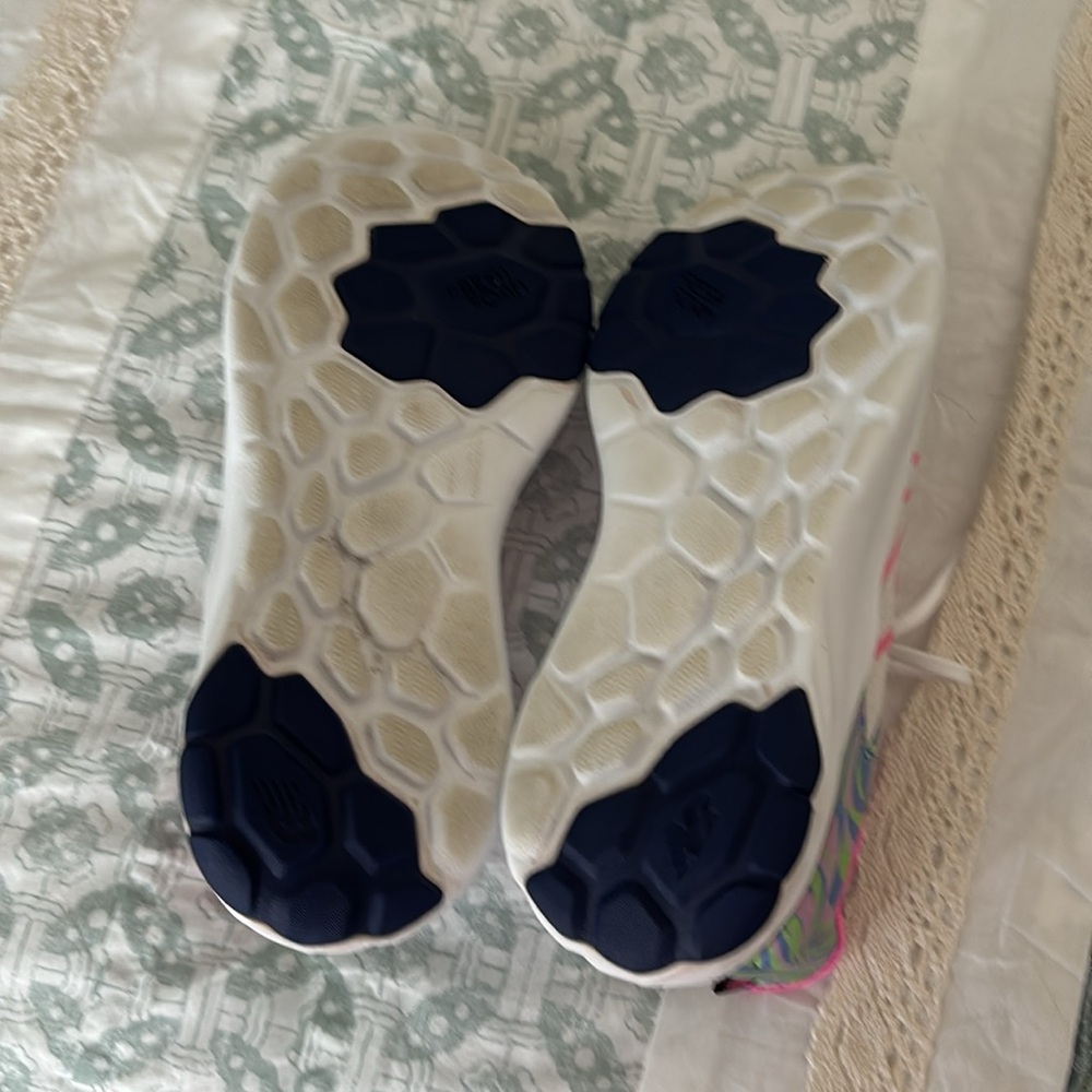 Hardly worn New Balance sneakers size 5 in girls ( size 7 women’s) - Picture 2 of 6